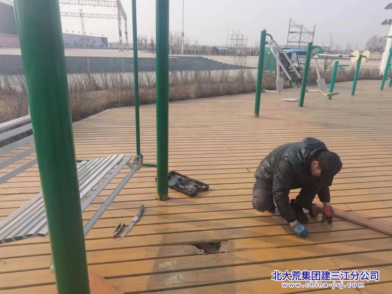 維修健身器材 做優(yōu)公共空間.jpg