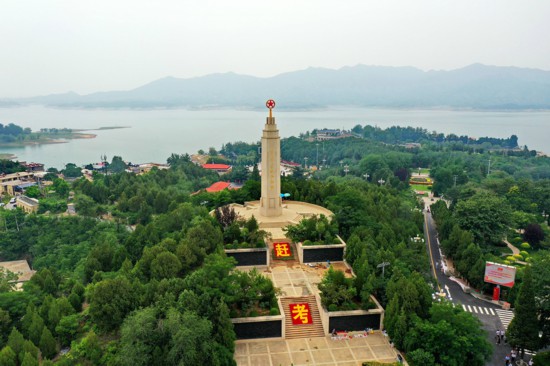 這是2021年6月13日拍攝的河北省平山縣西柏坡紀(jì)念塔。