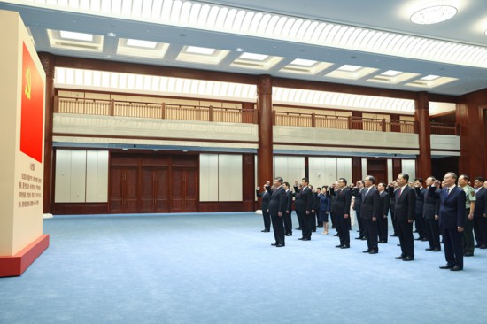 2021年6月18日，在中國(guó)共產(chǎn)黨歷史展覽館參觀“‘不忘初心、牢記使命’中國(guó)共產(chǎn)黨歷史展覽”結(jié)束后，習(xí)近平帶領(lǐng)黨員領(lǐng)導(dǎo)同志一起重溫入黨誓詞。