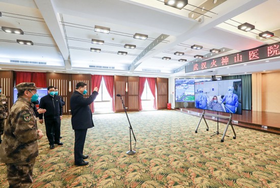 2020年3月10日，習(xí)近平專門赴湖北省武漢市考察新冠肺炎疫情防控工作。這是習(xí)近平在火神山醫(yī)院指揮中心視頻連線感染科病房，與病房?jī)?nèi)患者和醫(yī)務(wù)人員親切交流。